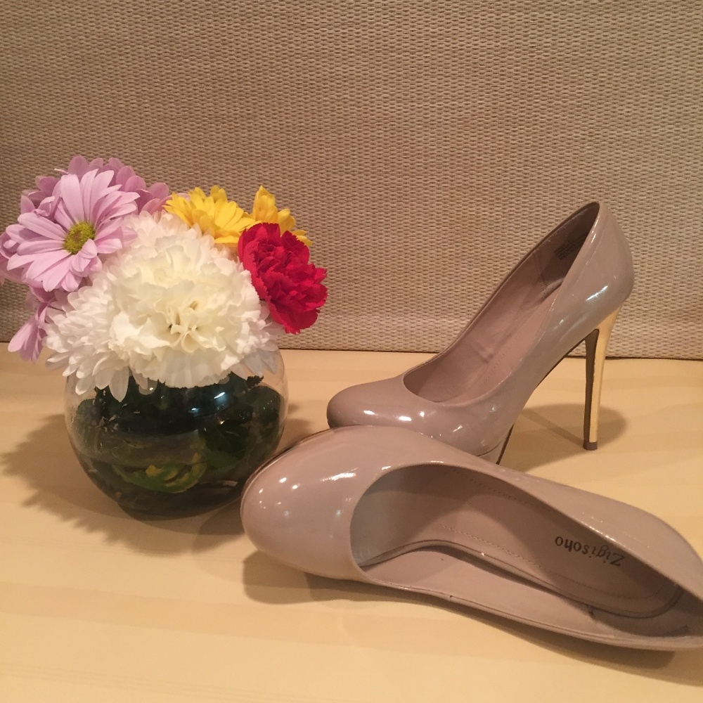 Zigi Soho nude shoes gold heels